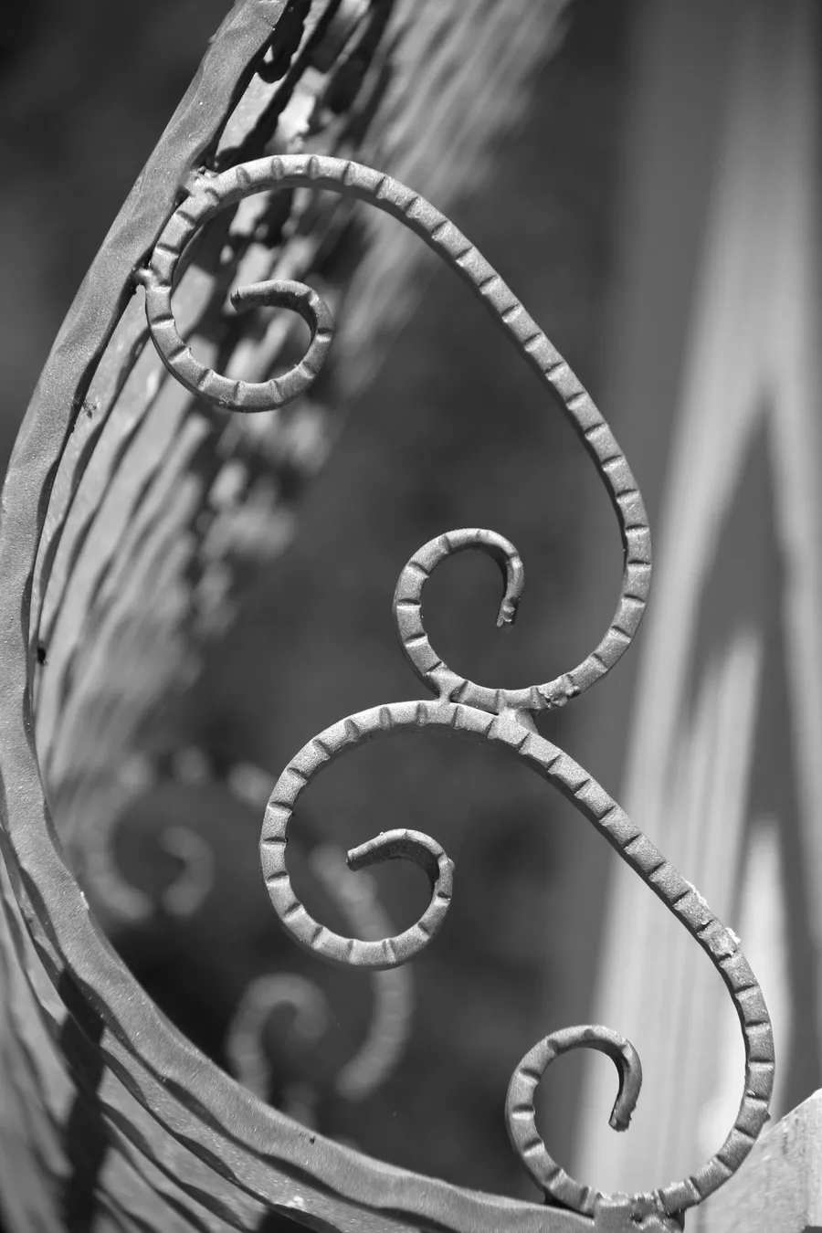 Macro sur une spirale de fer forgé martelé, texture du métal visible