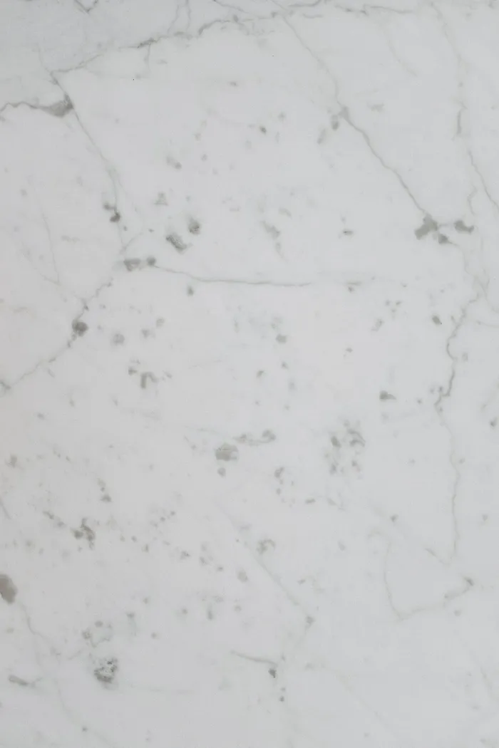 Surface de marbre blanc veiné, exemple de plateau